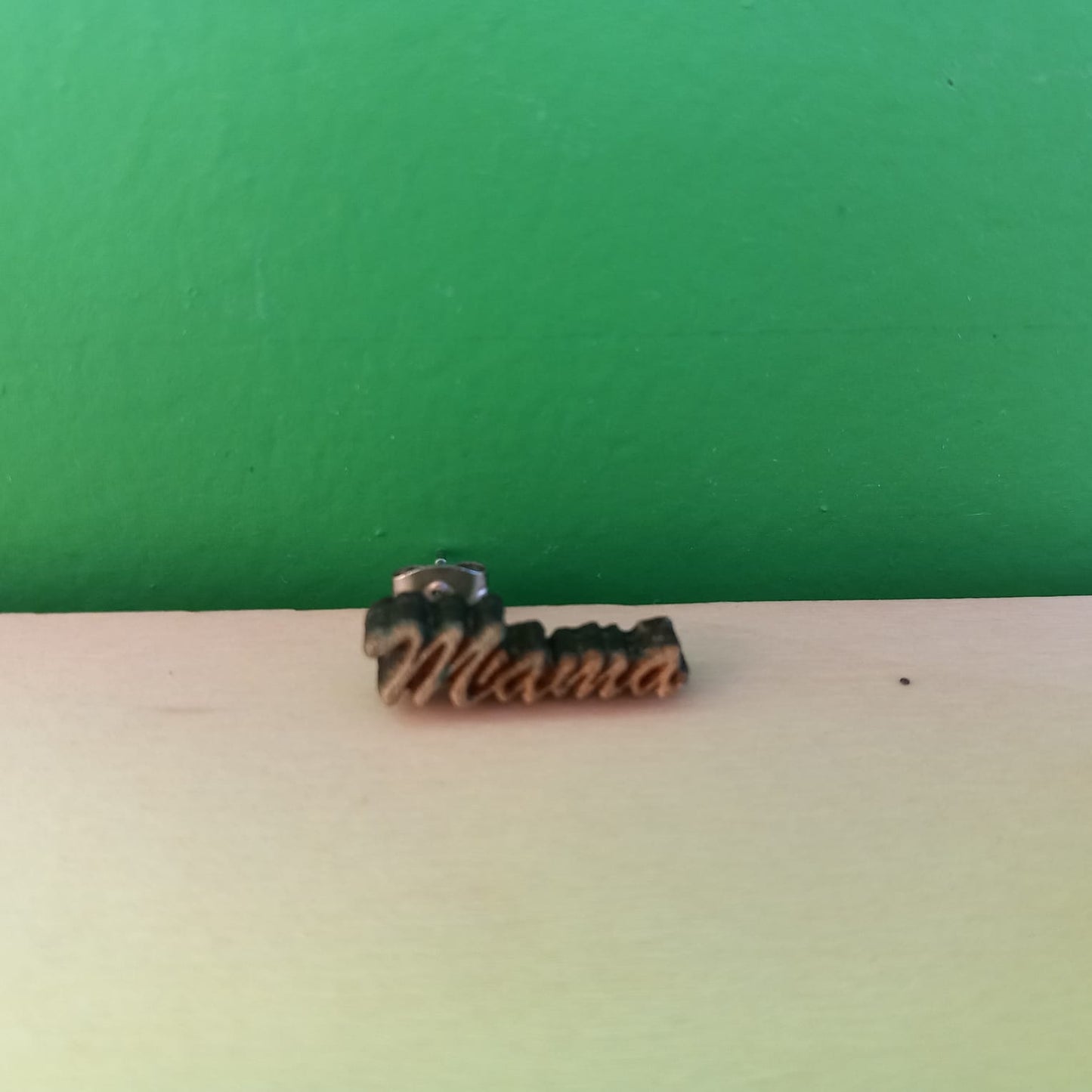 Oorpiercing met "mama"