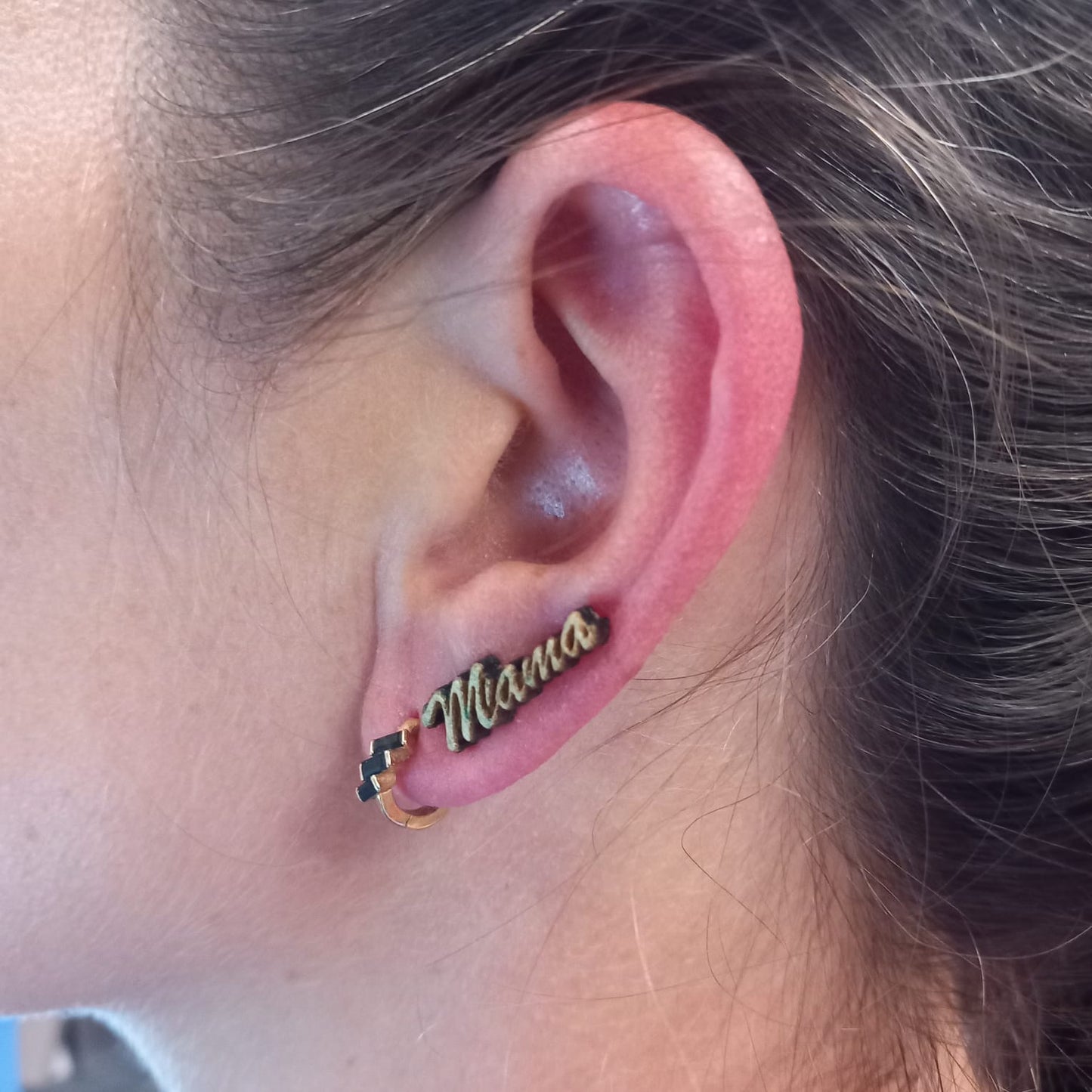Oorpiercing met "mama"